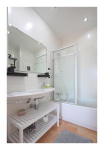 Ένα μπάνιο στο Appartement vue Mer à 300m de la plage - Son Parc