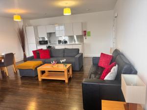 een woonkamer met een bank en een tafel bij Ideal for Contractors in Reading with Free Parking in Reading