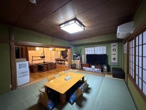 an overhead view of a living room with a table at Numazu Ikyuuan 沼津一休庵 in Numazu