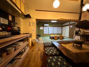 una cucina con divani in una stanza con tavolo di Numazu Ikyuuan 沼津一休庵 a Numazu