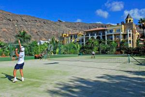 Tenis a/nebo squash v ubytování Hotel Cordial Mogán Playa nebo okolí