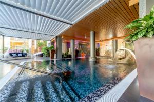 Bazén v ubytování Hotel Cordial Mogán Playa nebo v jeho okolí