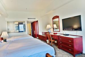 台中的住宿－通豪大飯店，酒店客房设有两张床和一台平面电视。