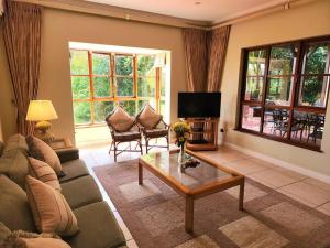 ein Wohnzimmer mit einem Sofa und einem Couchtisch in der Unterkunft Villa P12 - Selborne Golf Estate in Pennington