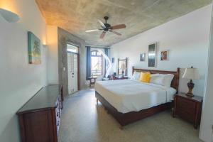 1 dormitorio con 1 cama y ventilador de techo en Lavista Antigua en Bats Cave