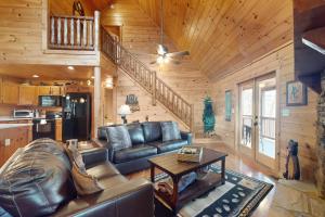 ein Wohnzimmer mit einer Ledercouch und einem Tisch in der Unterkunft Blue Ridge Bear Bungalow in Blue Ridge