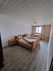 een slaapkamer met een groot bed in een kamer bij Rigi-Scheidegg Ferienwohnungen West XL in Vitznau