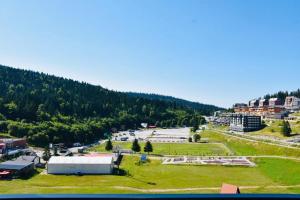 una vista aerea di una città con un campo e alberi di NA STAZI-Luxury Mountain- on the ski slope-Free parking,Tuzlaks apartment a Bjelašnica