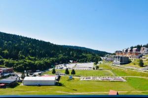 eine Luftansicht einer Stadt mit einem Feld und Bäumen in der Unterkunft NA STAZI-Luxury Mountain- on the ski slope-Free parking,Tuzlaks apartment in Bjelašnica