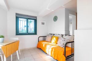een slaapkamer met een bed, een bureau en een raam bij Seafront Apt with View in Aci Castello in Aci Castello