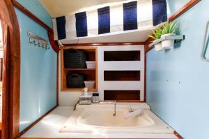 uma casa de banho com uma banheira e um lavatório em Evamia Boat em Lisboa