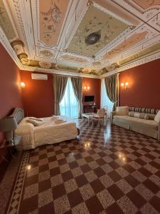 sypialnia z łóżkiem i kasetonowym sufitem w obiekcie DIMORA LE PIETRE DEL MARE w mieście Pizzo