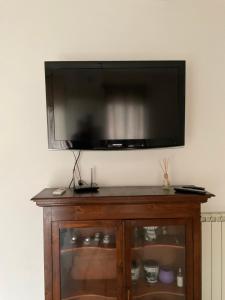 a flat screen tv hanging on a wall at Appartamento Repubblica 2 in Prato