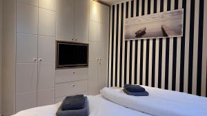 ヴァンガーオーゲにあるBlanker Hans Wohnung 5のベッドルーム1室(ベッド1台、タオル2枚付)