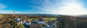 eine Luftansicht eines Gebäudes auf einem Hügel in der Unterkunft Chrischona Berg in Bettingen