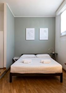 米蘭的住宿－Amazing studio in San Babila，一间卧室配有一张带两个枕头的床