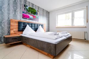 ein Schlafzimmer mit einem großen Bett in einem Zimmer in der Unterkunft G & L Hotel Dortmund in Dortmund