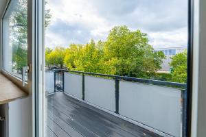 einen Balkon mit Blick auf die Bäume in der Unterkunft G & L Hotel Dortmund in Dortmund