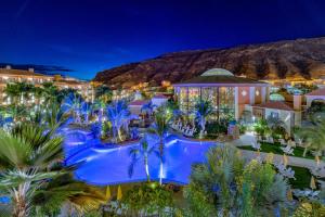 Bazén v ubytování Hotel Cordial Mogán Playa nebo v jeho okolí