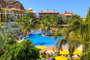 Bazén v ubytování Hotel Cordial Mogán Playa nebo v jeho okolí