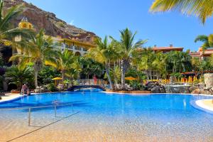 Bazén v ubytování Hotel Cordial Mogán Playa nebo v jeho okolí