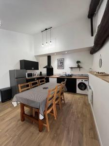 Kuchyň nebo kuchyňský kout v ubytování Gîte Libellule à Coulon