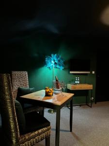 a table in a room with a green wall at Valdorf Doppelzimmer in Vlotho