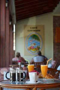 - une table avec deux verres de jus d'orange dans l'établissement Hotel Livikon, à Plakias