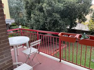 a balcony with a table and chairs and a fence at Appartamento Repubblica 2 in Prato