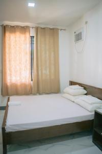 Ένα ή περισσότερα κρεβάτια σε δωμάτιο στο L'Puerta Travel Inn