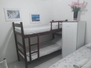 a bunk room with a bunk bed and a bunk bed at Flat Beach Itamaracá - pousada FBI in Itamaracá