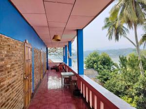 a balcony with a view of the ocean at Somewhere over the river in Ban Houayxay