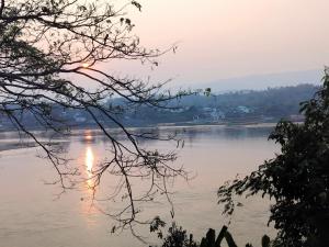 uitzicht op een rivier bij zonsondergang bij Somewhere over the river in Ban Houayxay