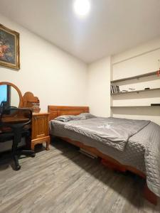 Ductaigallery's Entire Apt & Happy One Building客房内的一张或多张床位
