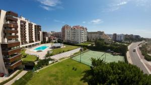 een appartement met een tennisbaan in een stad bij Apartamento Guia Atrium Cascais in Cascais