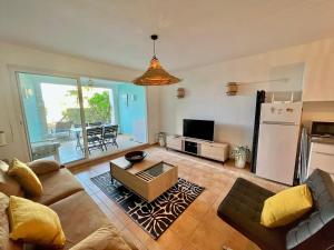 TV a/nebo společenská místnost v ubytování APPARTEMENT T3, ORIENT BAY