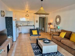 Kuchyň nebo kuchyňský kout v ubytování APPARTEMENT T3, ORIENT BAY