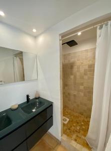 Koupelna v ubytování APPARTEMENT T3, ORIENT BAY