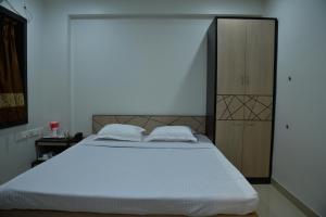 Postel nebo postele na pokoji v ubytování Reliable Inn