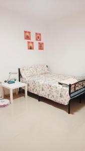 En eller flere senge i et værelse på Bienvenue à PARIS - Appartement confortable, grande terrasse privée au calme, parking gratuit