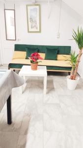 uma sala de estar com um sofá e uma mesa com plantas em Bienvenue à PARIS - Appartement confortable, grande terrasse privée au calme, parking gratuit em Vitry-sur-Seine