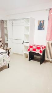 uma sala de estar com uma porta de correr e um banco em Bienvenue à PARIS - Appartement confortable, grande terrasse privée au calme, parking gratuit em Vitry-sur-Seine