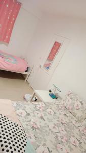 En eller flere senge i et værelse på Bienvenue à PARIS - Appartement confortable, grande terrasse privée au calme, parking gratuit + 34 billeder