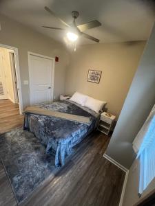 a bedroom with a bed and a ceiling fan at New Modern 1 BR in Heart of Midtown in Kansas City