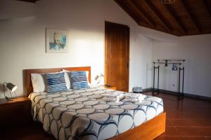 1 dormitorio con 1 cama grande en una habitación en By the hill en Ribeira Grande