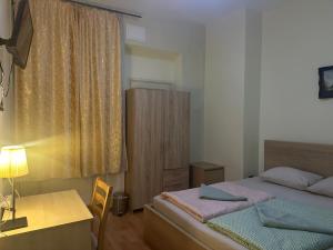 Postel nebo postele na pokoji v ubytování Kecskeméti Rooms