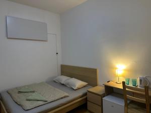 Postel nebo postele na pokoji v ubytování Kecskeméti Rooms