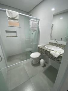 a bathroom with a shower and a toilet and a sink at Pousada Vila Barboza - Próxima ao Thermas Water Park in Águas de São Pedro