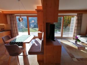 Μια τηλεόραση ή/και κέντρο ψυχαγωγίας στο Casa Mariella - Apartment with garden