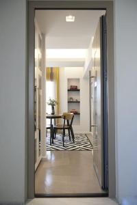 un couloir avec une table et une salle à manger dans l'établissement A3_Aplotaria Architect's Apartment, à Chios